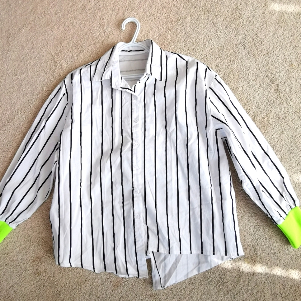 (5 for $25) Oversized Uneven hem blouse with neon green sleeves - M